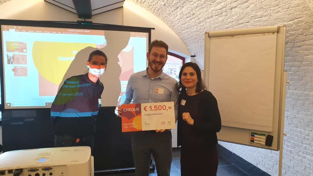 JongerenNetwerk ontvangt cheque Oranjefonds voor Buddy-trajecten - jongerenparticipatie Arnhem/Gelderland
